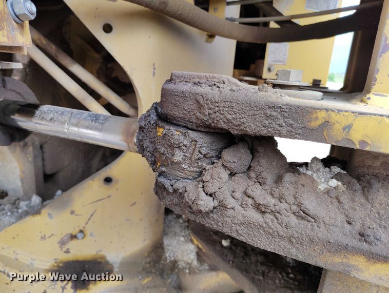 image for item IP9632 1993 Caterpillar 815 B soil compactor