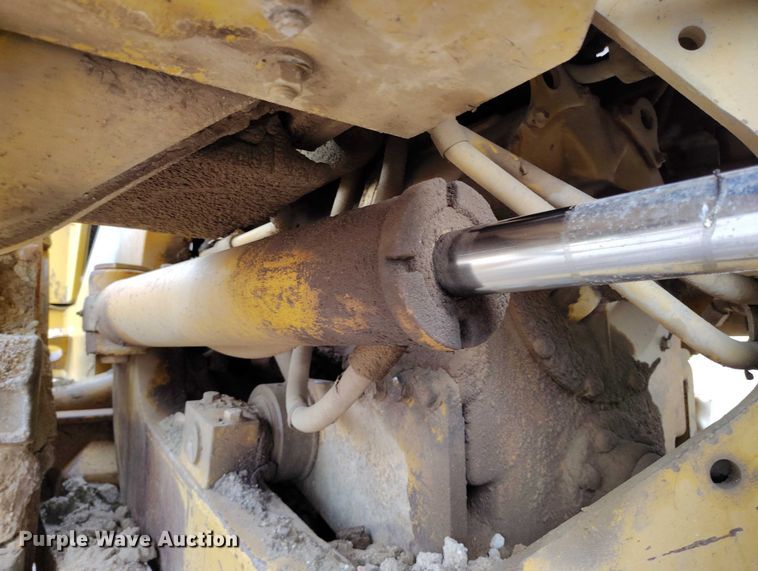 image for item IP9632 1993 Caterpillar 815 B soil compactor