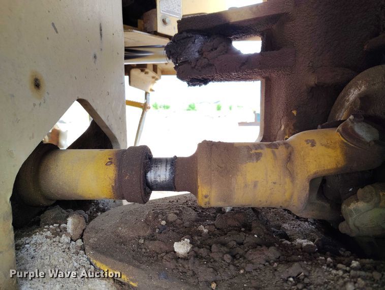 image for item IP9632 1993 Caterpillar 815 B soil compactor