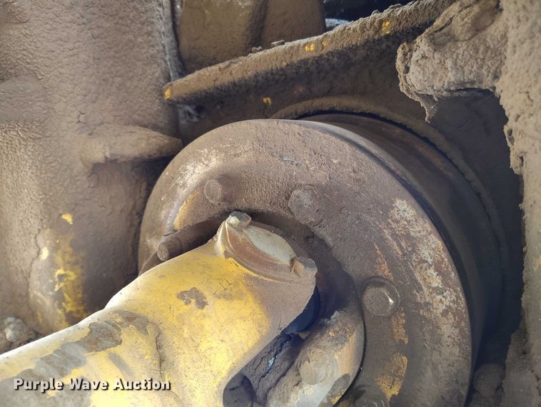 image for item IP9632 1993 Caterpillar 815 B soil compactor