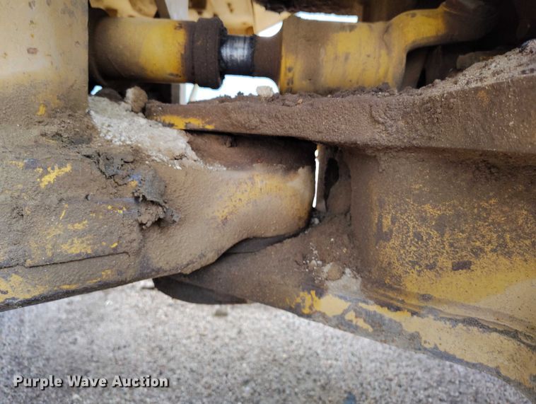 image for item IP9632 1993 Caterpillar 815 B soil compactor