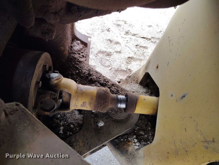 image for item IP9632 1993 Caterpillar 815 B soil compactor