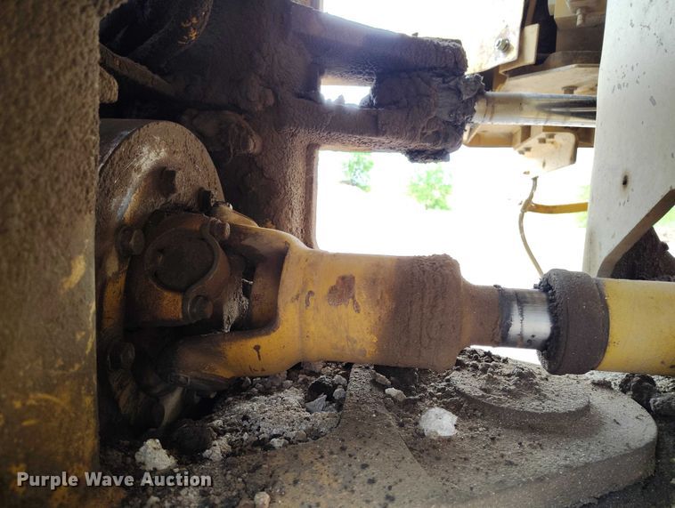 image for item IP9632 1993 Caterpillar 815 B soil compactor