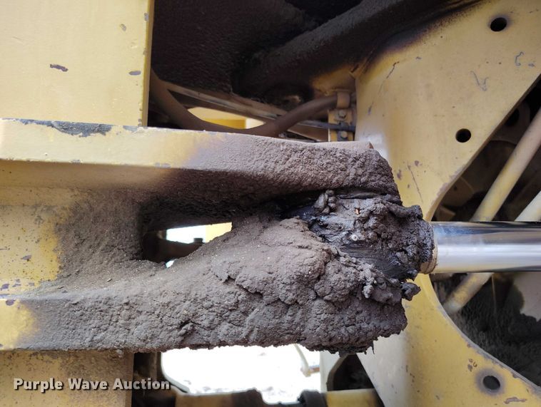 image for item IP9632 1993 Caterpillar 815 B soil compactor