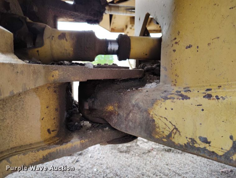 image for item IP9632 1993 Caterpillar 815 B soil compactor