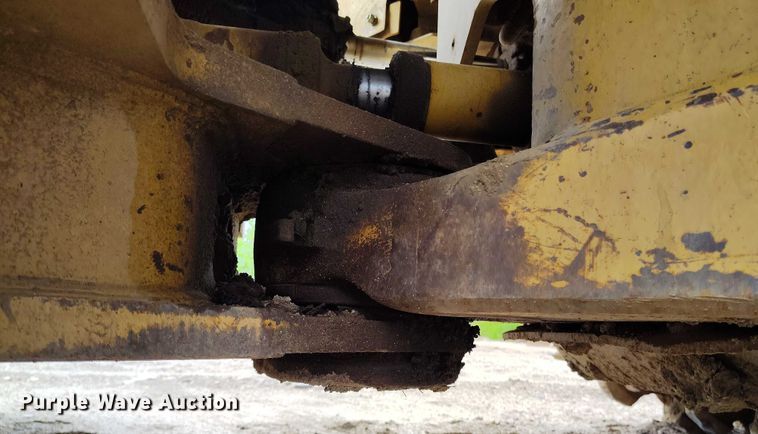 image for item IP9632 1993 Caterpillar 815 B soil compactor