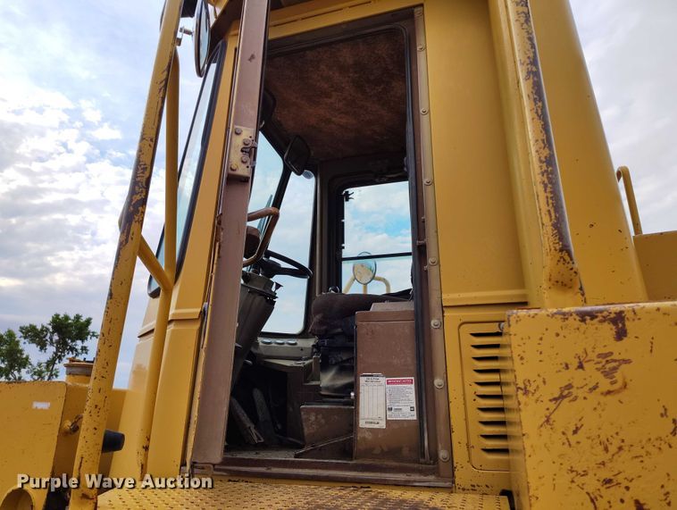 image for item IP9632 1993 Caterpillar 815 B soil compactor