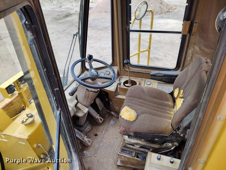 image for item IP9632 1993 Caterpillar 815 B soil compactor