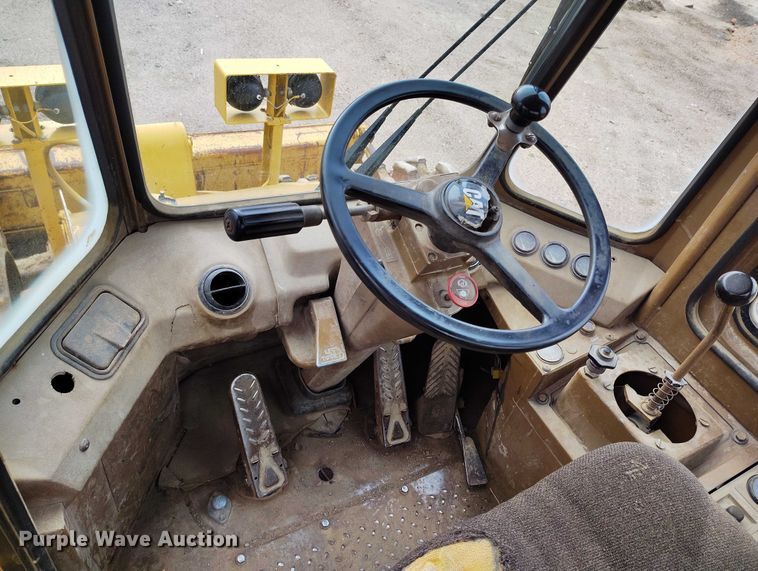 image for item IP9632 1993 Caterpillar 815 B soil compactor