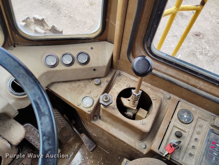 image for item IP9632 1993 Caterpillar 815 B soil compactor