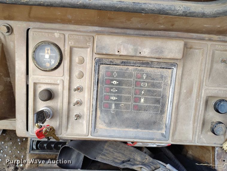 image for item IP9632 1993 Caterpillar 815 B soil compactor