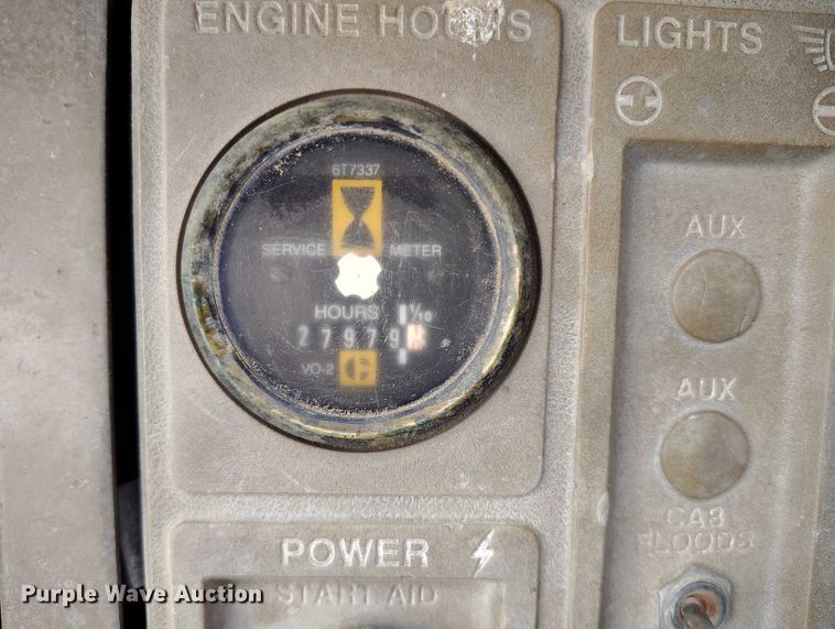 image for item IP9632 1993 Caterpillar 815 B soil compactor