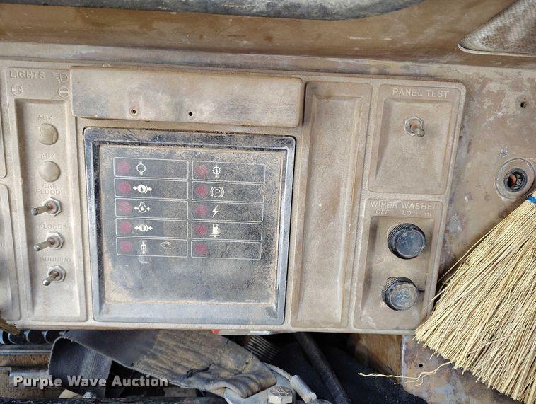 image for item IP9632 1993 Caterpillar 815 B soil compactor