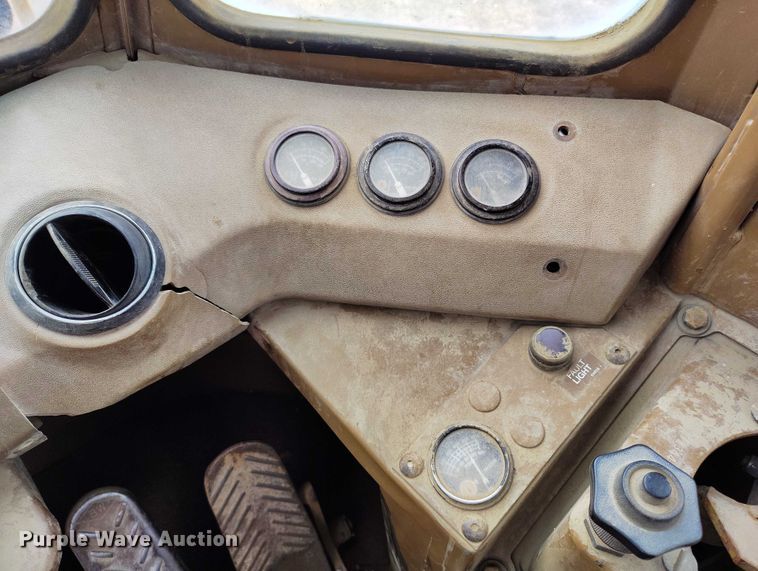 image for item IP9632 1993 Caterpillar 815 B soil compactor