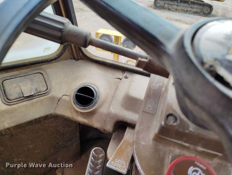 image for item IP9632 1993 Caterpillar 815 B soil compactor