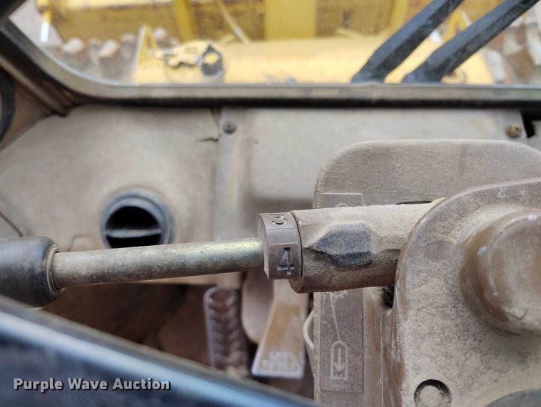 image for item IP9632 1993 Caterpillar 815 B soil compactor