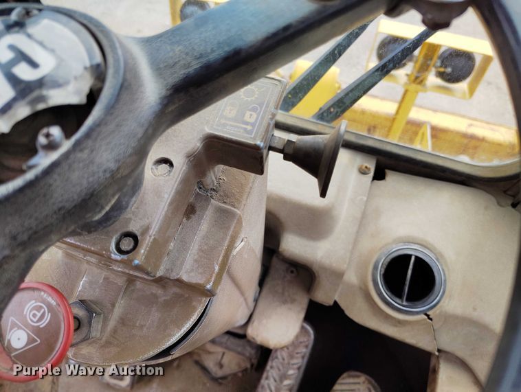 image for item IP9632 1993 Caterpillar 815 B soil compactor