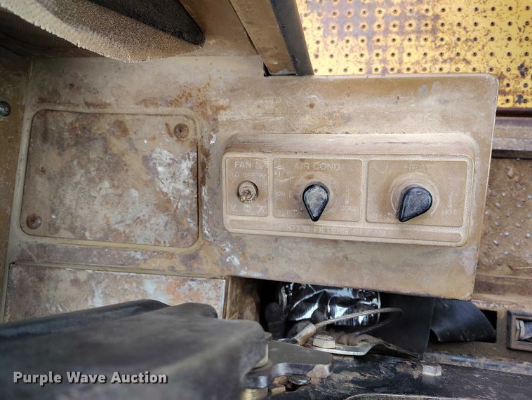 image for item IP9632 1993 Caterpillar 815 B soil compactor