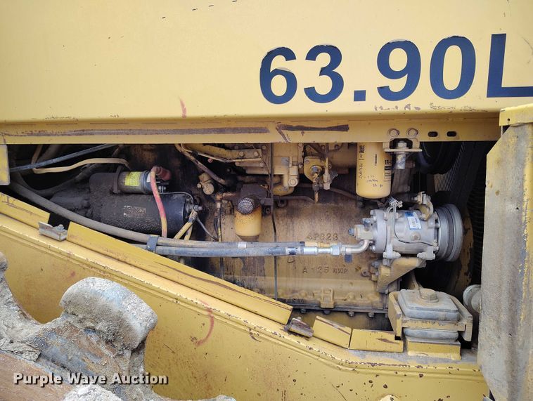image for item IP9632 1993 Caterpillar 815 B soil compactor