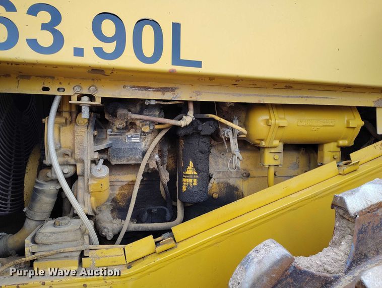 image for item IP9632 1993 Caterpillar 815 B soil compactor