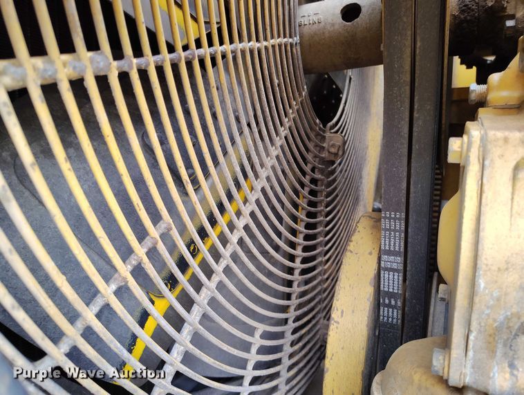 image for item IP9632 1993 Caterpillar 815 B soil compactor