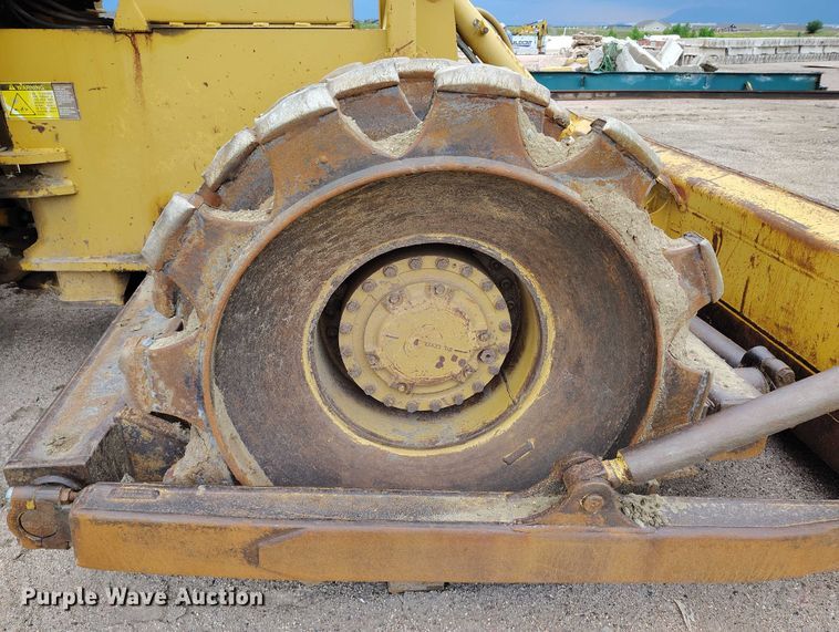 image for item IP9632 1993 Caterpillar 815 B soil compactor