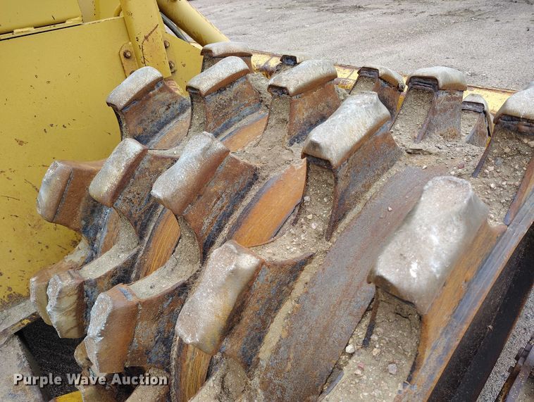 image for item IP9632 1993 Caterpillar 815 B soil compactor