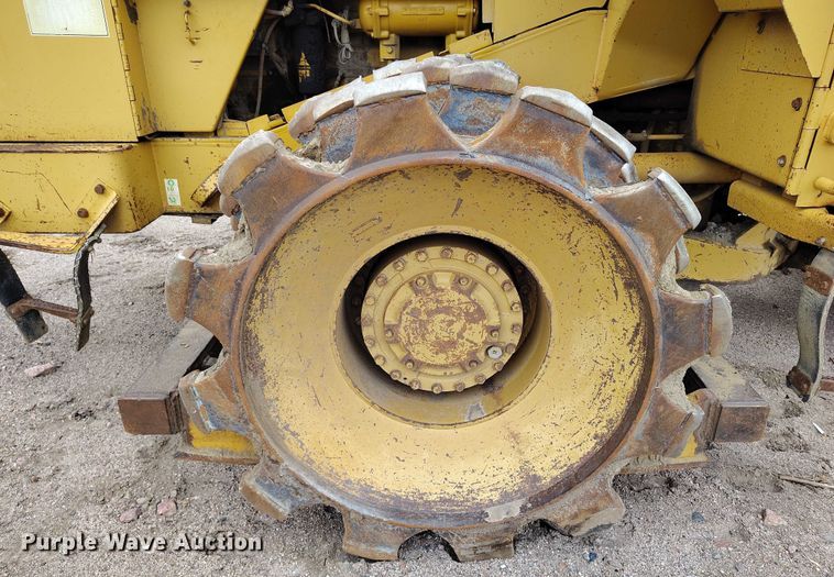 image for item IP9632 1993 Caterpillar 815 B soil compactor