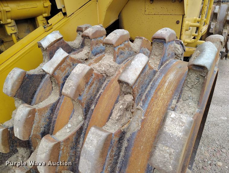 image for item IP9632 1993 Caterpillar 815 B soil compactor