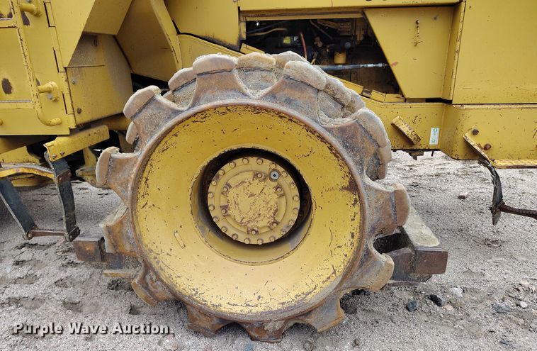 image for item IP9632 1993 Caterpillar 815 B soil compactor