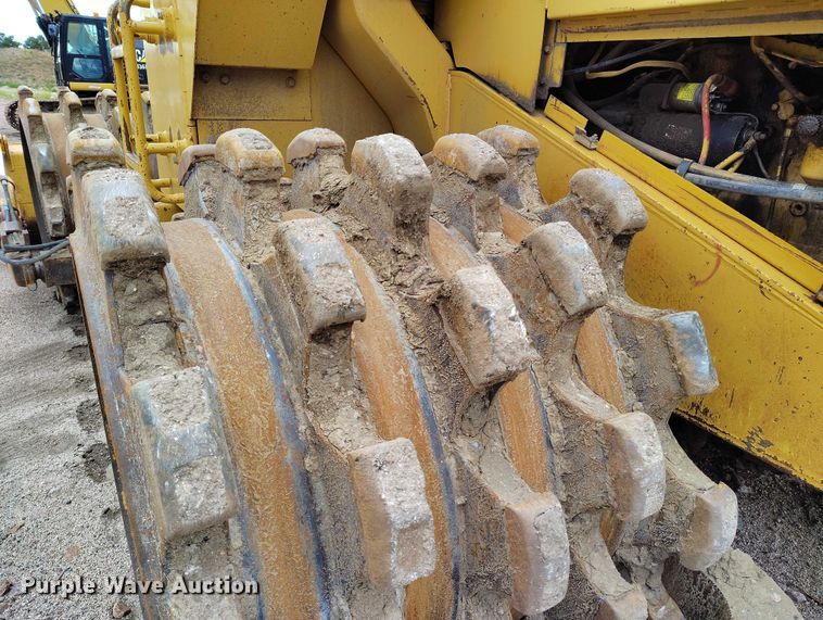 image for item IP9632 1993 Caterpillar 815 B soil compactor