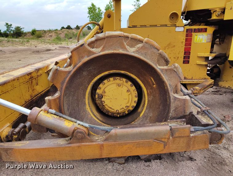 image for item IP9632 1993 Caterpillar 815 B soil compactor