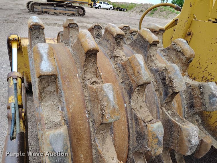 image for item IP9632 1993 Caterpillar 815 B soil compactor