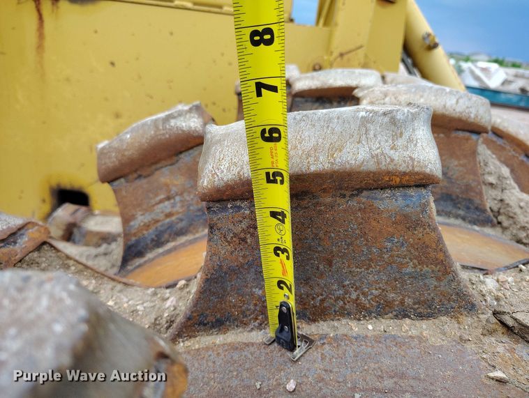 image for item IP9632 1993 Caterpillar 815 B soil compactor