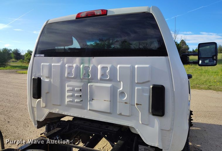 image for item IP9635 2019 Chevrolet Silverado 5500HD truck cab and chassis