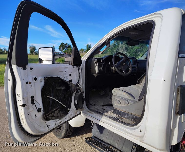 image for item IP9635 2019 Chevrolet Silverado 5500HD truck cab and chassis