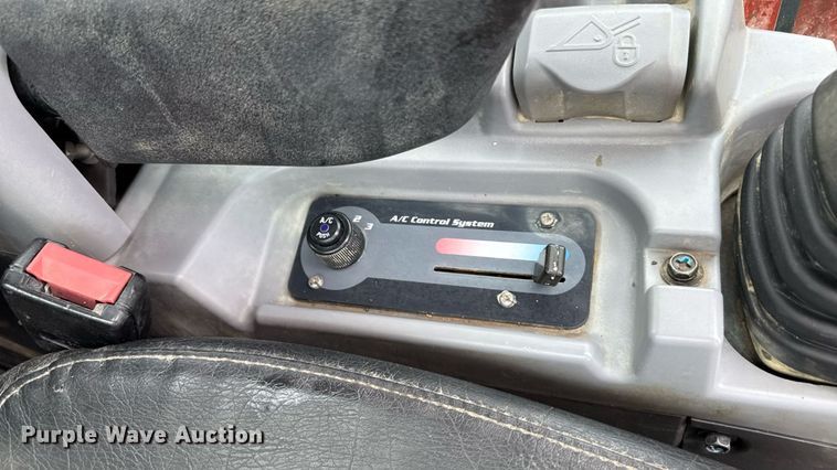 image for item MZ9407 2018 Kubota SVL95-2S tracked skid steer loader