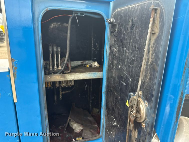 image for item MZ9409 2013 Kenworth T370 utility / service truck