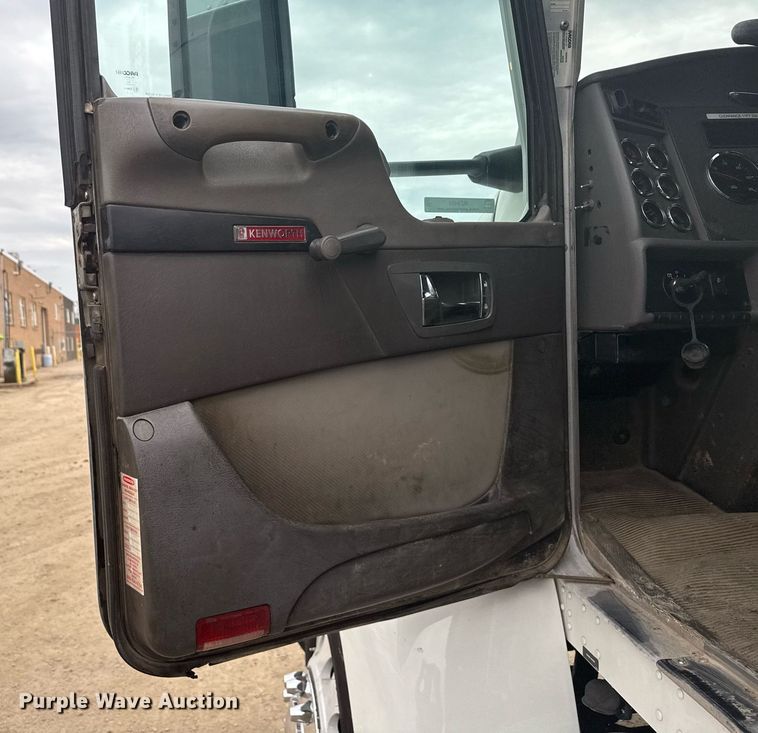 image for item MZ9409 2013 Kenworth T370 utility / service truck