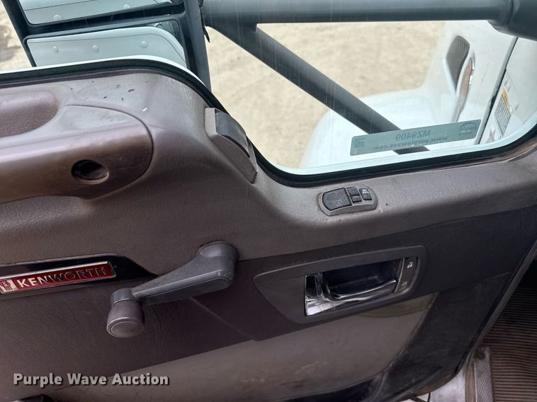 image for item MZ9409 2013 Kenworth T370 utility / service truck