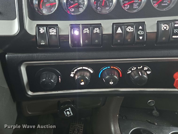 image for item YA0618 2019 Kenworth T800 dump truck