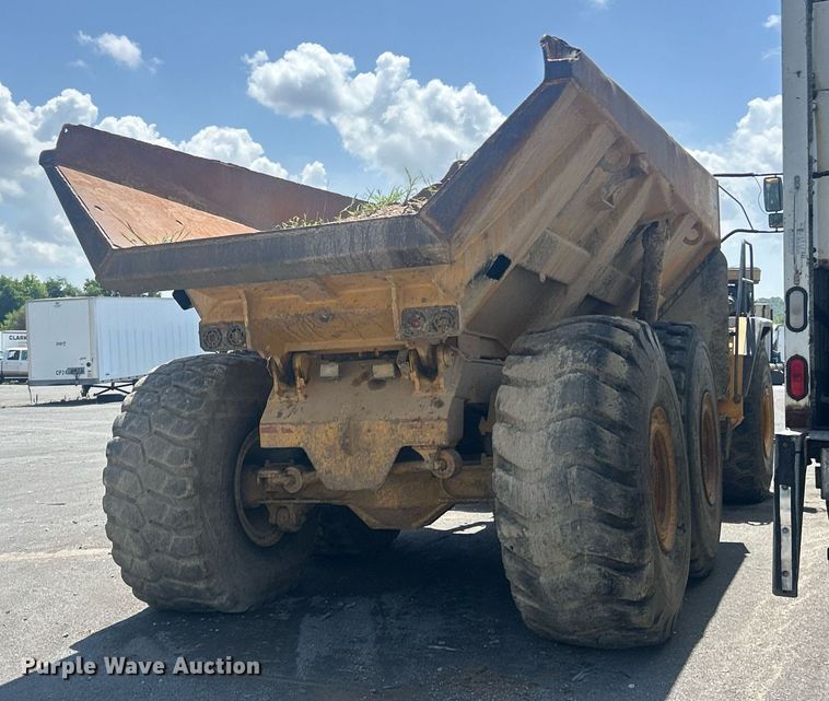 image for item YA0754 2005 John Deere 400D articulated haul truck