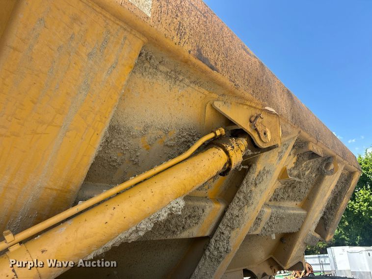 image for item YA0754 2005 John Deere 400D articulated haul truck