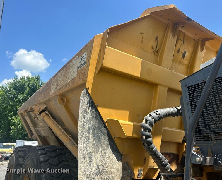 image for item YA0754 2005 John Deere 400D articulated haul truck