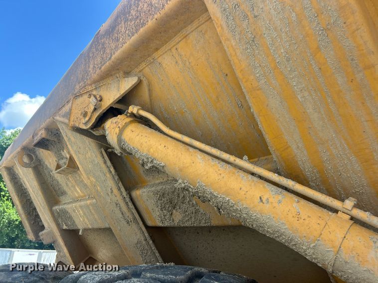 image for item YA0754 2005 John Deere 400D articulated haul truck