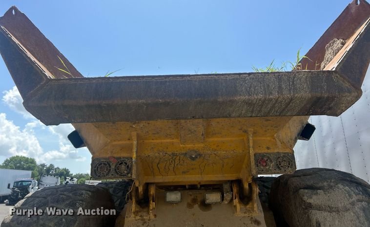 image for item YA0754 2005 John Deere 400D articulated haul truck