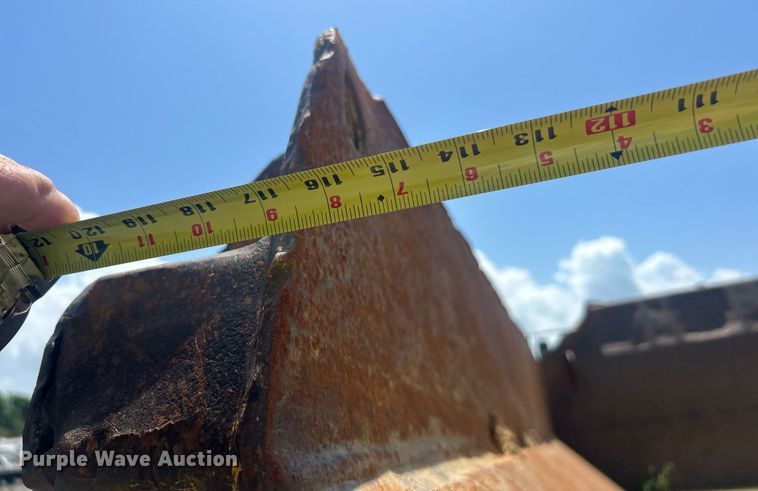 image for item YA0754 2005 John Deere 400D articulated haul truck