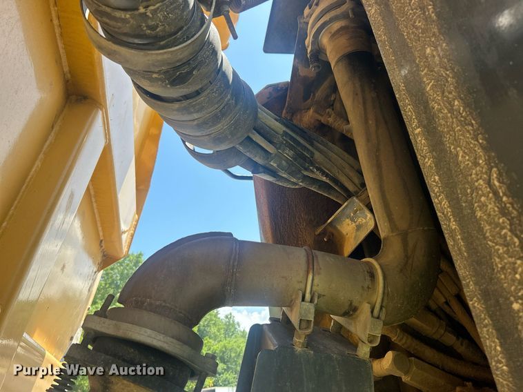 image for item YA0754 2005 John Deere 400D articulated haul truck