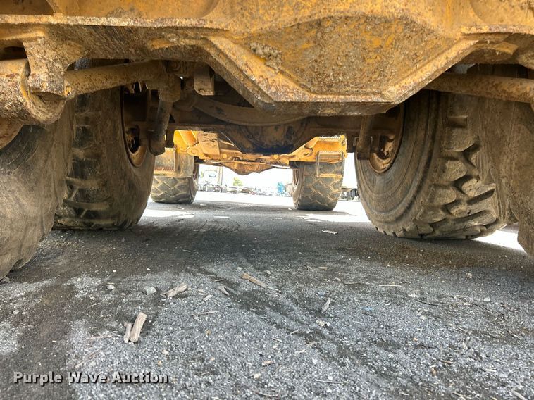 image for item YA0754 2005 John Deere 400D articulated haul truck