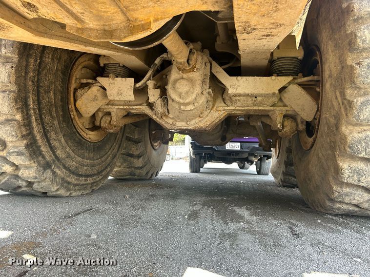 image for item YA0754 2005 John Deere 400D articulated haul truck